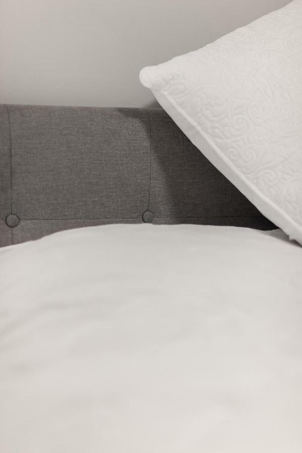 Entire 2 Bedroom Apartment Uptown Waterloo - E1 Eksteriør billede